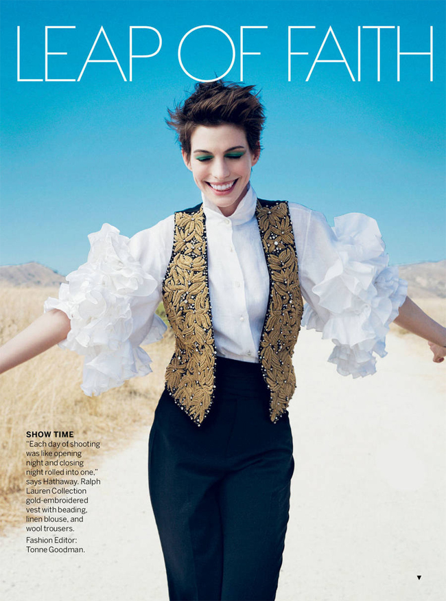 Anne Hathaway xuất hiện với hình ảnh tomboy cá tính trên trang bìa tạp chsi Vogue Mỹ tháng 12